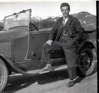 Kongslibutikkens innehaver, Anton Martin Kongsli var stolt eier av denne moderne personbilen.