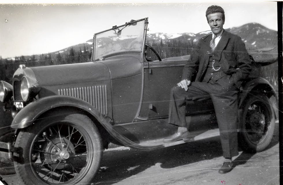 Kongslibutikkens innehaver, Anton Martin Kongsli var stolt eier av denne moderne personbilen.
