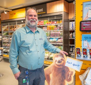 Butikksjef Kenneth Jørgensen og dovendyret hevder det er fort gjort å bruke Shop Express. Om det ikke frister å sette seg inn i et nytt system kan man alltids handle i selvbetjeningskassene, eller den ordinære kassen.