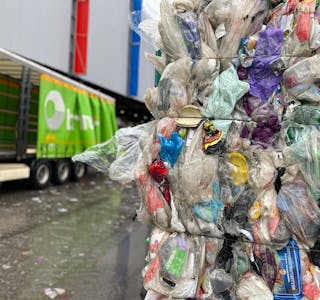 Plastemballasjen vi bruker i stadig større mengder, er et stort problem som er dyrt å håndtere. Kommuner og næringsliv er dypt uenige om hvem som skal ta regningen.