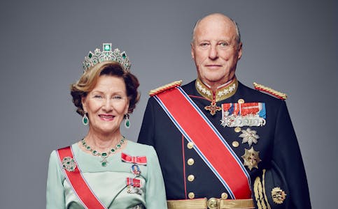 Hans Majestet Kong Harald og Hennes Majestet Dronning Sonja kommer til Hemnes mandag 5. juni.