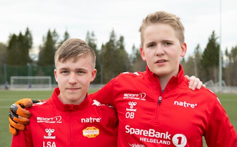De to 15-åringene Lars-Sofus Øines Andreassen  (t. v.) og Ole Nathaniel Birkelund  var med i kamptroppen til Hemnes ILs seniorlag for aller første gang, da Hemnes møtte Nesna IL i sesongåpningen på hjemmebane onsdag 10. mai.