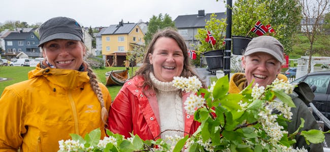F. v.: Karina Sørensen, Tove Solbakk og Gøril Vandbakk Kjærstad pynter Hemnesbergets marina for kongebesøk.