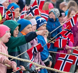 Mange unger med flagg gjorde kongebesøket til en fargerik begivenhet.