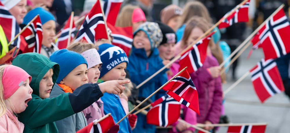 Mange unger med flagg gjorde kongebesøket til en fargerik begivenhet.