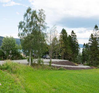 Det tok entreprenøren to dager å ferdigstille den nye parkeringsplassen og veien ned til Juvikfjæra og Juvika Marina. Området er nå tilrettelagt også for dem med funksjonsutfordringer.