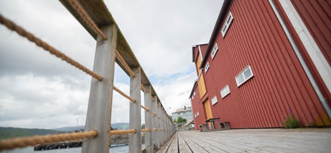 Helgeland Museum har reparert rekkverket på Ranheimbrygga, og fått nytt Manila-tau på plass.