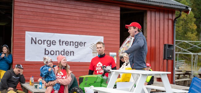 Leder i Hemnes Bondelag, Robin Sjøgård, takker Ole Reidar Davidsen og Maria Skaga Strøm for at de stilte gården sin til disposisjon denne dagen.