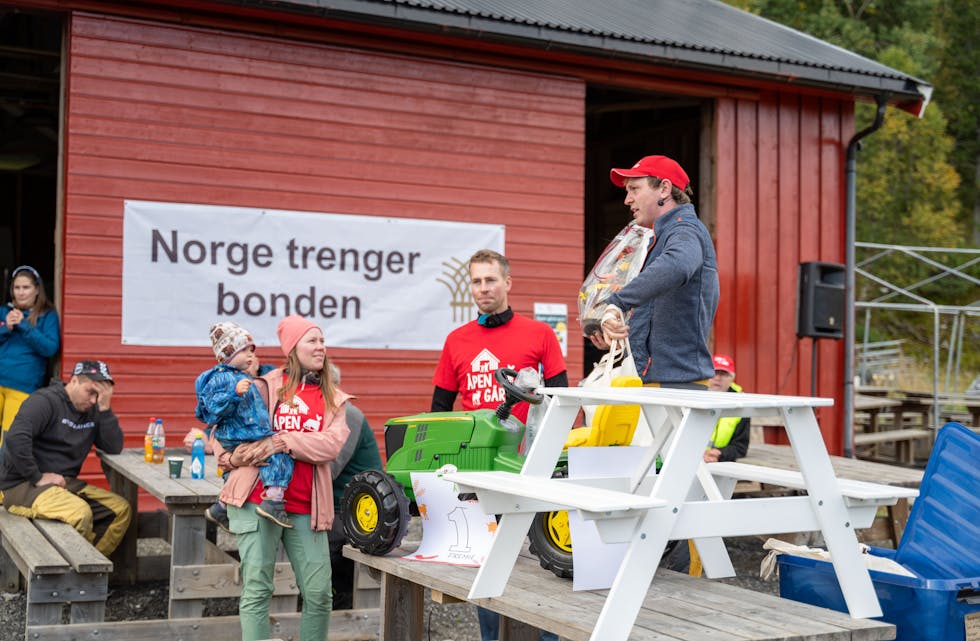 Leder i Hemnes Bondelag, Robin Sjøgård, takker Ole Reidar Davidsen og Maria Skaga Strøm for at de stilte gården sin til disposisjon denne dagen.