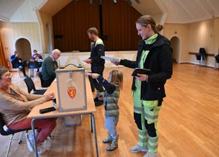 Odin Tømmermo hjelper til med å levere stemmesedlene til mamma Sara Ullenius.