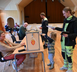 Odin Tømmermo hjelper til med å levere stemmesedlene til mamma Sara Ullenius.