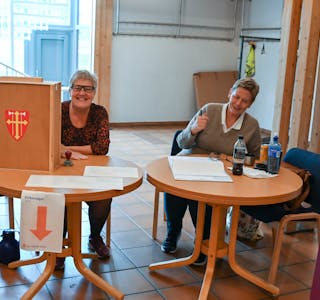 Greta Valla og Anne Grete Hjerpbakk tok velvillig imot stemmer i Kirkevalget i Korgen sokn.