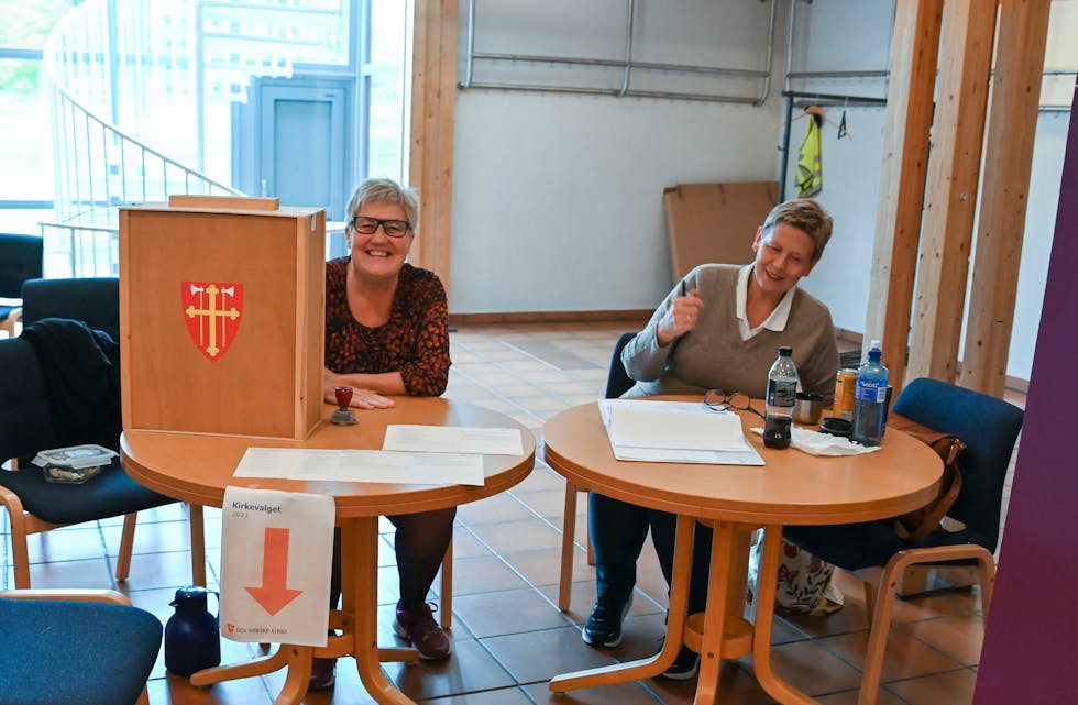 Greta Valla og Anne Grete Hjerpbakk tok velvillig imot stemmer i Kirkevalget i Korgen sokn.
