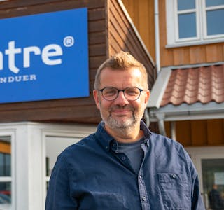 Hans-Petter Skjæran anser seg selv som realistisk optimist, og tror på videre industrivirksomhet i fabrikklokalene til Natre på Hemnesberget.