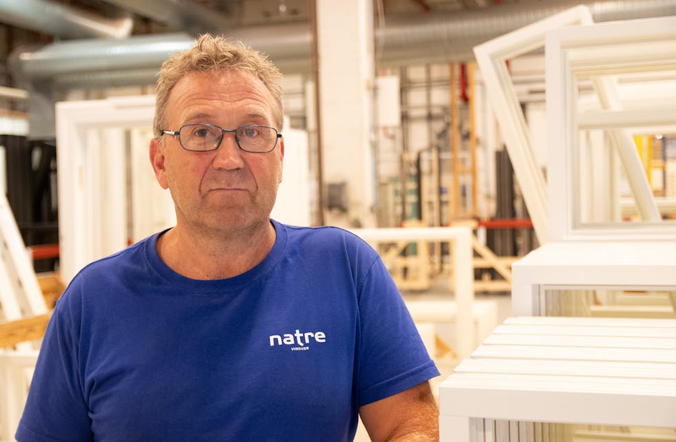 Torstein Sørensen har vært ansatt i 34 ved fabrikken som i dag er Natre Vinduer Hemnes. Om 3 uker kan det være historie.
