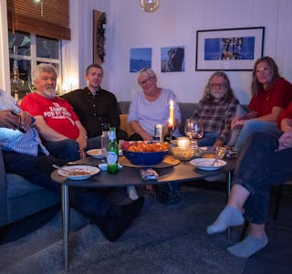 Hemnes SV hadde samlet deler av troppene hos partiets leder Wivian Mediå Horseng for sitt valgvake. F. v.: Frode Fagerheim, Magne Jakobsen, Kenneth Lifjell, Wivian, Øystein Dyrlie, Merethe Salomonsen og Grete Bang.