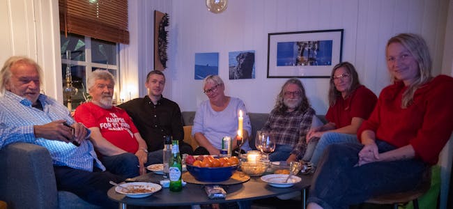 Hemnes SV hadde samlet deler av troppene hos partiets leder Wivian Mediå Horseng for sitt valgvake. F. v.: Frode Fagerheim, Magne Jakobsen, Kenneth Lifjell, Wivian, Øystein Dyrlie, Merethe Salomonsen og Grete Bang.
