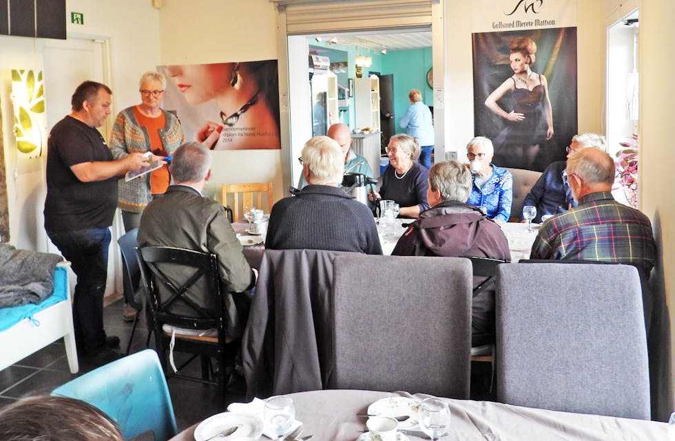 Gjestene fra Misvær og omegn husflidslag fikk servert lunsj, kaffe og kaker hos Baksterkailln & kokken.