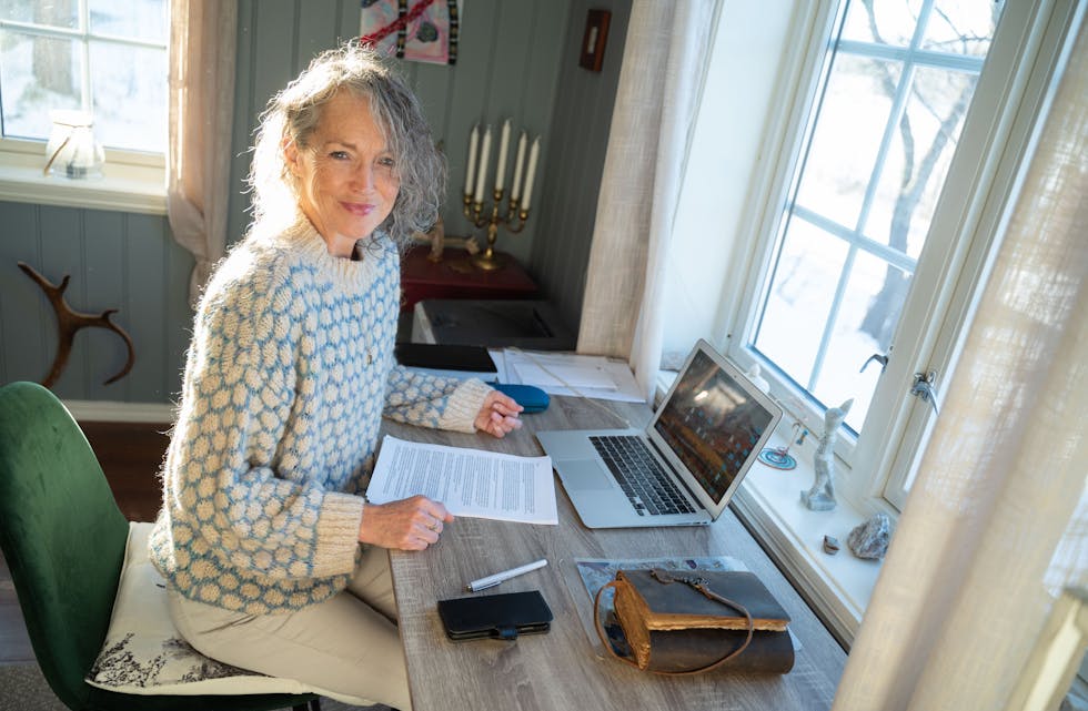 Anne Gjeitanger forteller at hun skriver alt for hånd før hun skriver det inn på datamaskin.