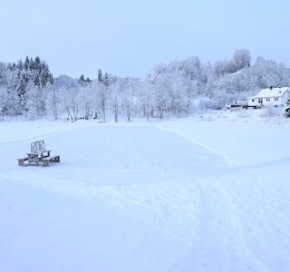 Anders Martin Oldernes i full sving med å frese snø bort fra skøytebanen som er anlagt i Svartebukta. Bilde fra forrige vinter.