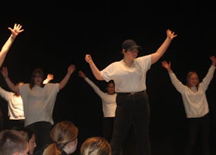 Flere av ungdomsskolejentene hadde øvd inn en rekke fikse danseshow med flott koreografi.