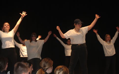 Flere av ungdomsskolejentene hadde øvd inn en rekke fikse danseshow med flott koreografi.