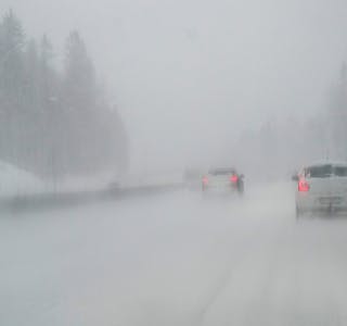Politiet i Nordland oppfordrer til forsiktig ferdsel på grunn av vanskelige kjøreforhold. (illustrasjonsbilde)