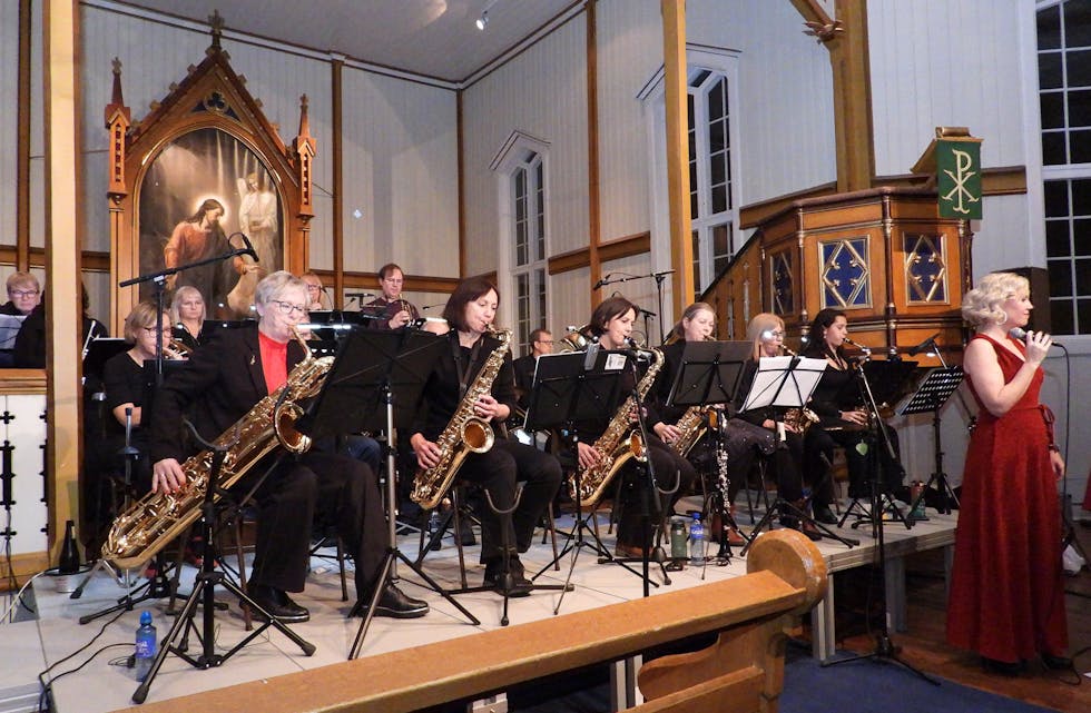 Det swingte godt da Norsia Storband inviterte til førjulskonsert i Hemnes kirke lørdag 18. november.
