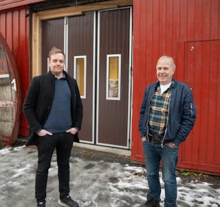 Hangås Eiendom har kjøpt lokalene som tidligere har huset Nyholmen Sag & Høvleri og brukthandelen 50 pluss. Stian Martin Hangås Hanssen (t.v.) og Stig Hangås håper å skape aktivitet der.