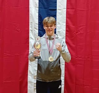 Viktor Hermann Larsen fra Hemnesberget forsvarte NM-tittelen fra i fjor, og vant klassen kadett -70kg.